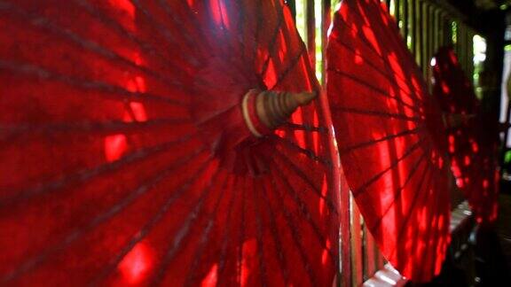 多利拍摄了泰国北部的纸伞工艺品