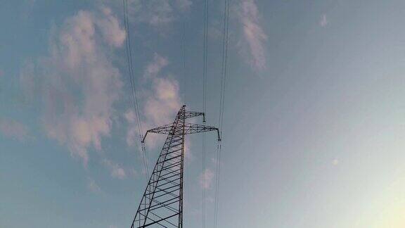 电力高压塔建设与云间隔拍摄