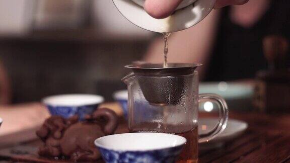 中国茶道用茶水将开水倒入壶中近距离选择性聚焦