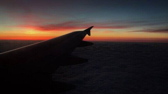 日落时飞过云层的飞机