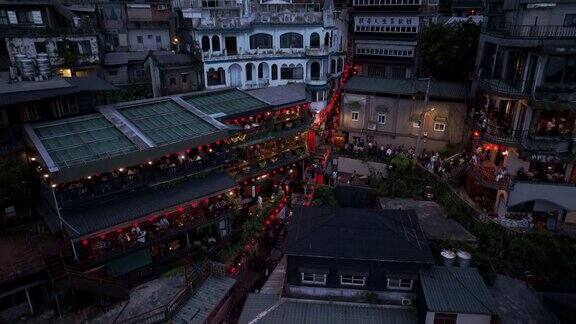 游客在台湾著名的九分夜街