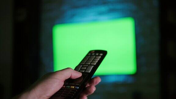 观看彩色键电视和通过遥控器切换频道冲浪电视绿色屏幕