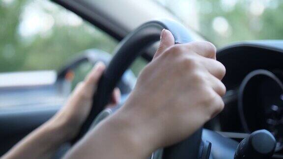 开车时女人的手放在方向盘上