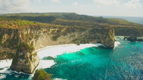 鸟瞰图钻石海滩底部的悬崖努沙佩尼达巴厘岛印度尼西亚4k鸟瞰图