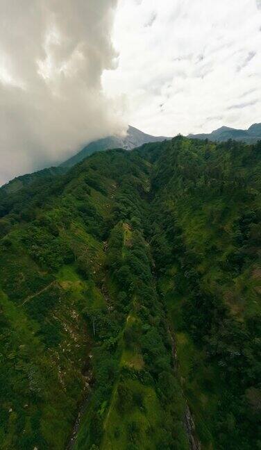 垂直视频热带雨林绿意盎然活火山喷发带烟
