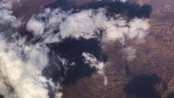 旅行时从窗口飞机上看雪山和陆地的鸟瞰图