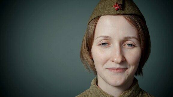 一个穿着苏联红军制服的年轻女子的录像
