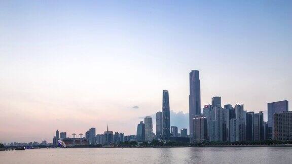 日落时分广州河边的现代化办公大楼