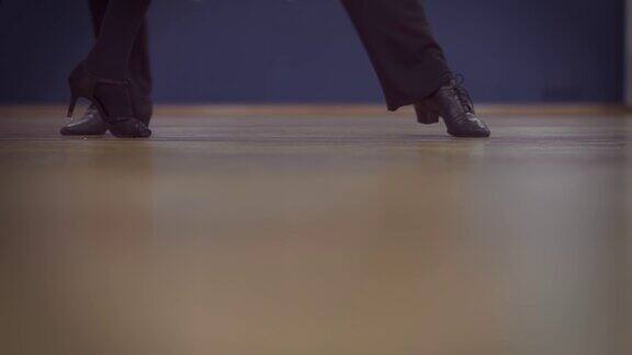 在舞蹈工作室里跳着男性和女性的腿