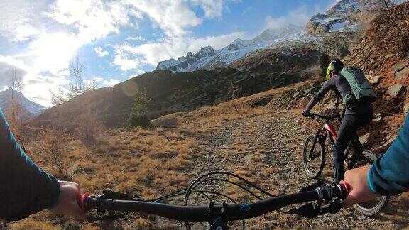 第一人称视角在瑞士阿尔卑斯山山地自行车