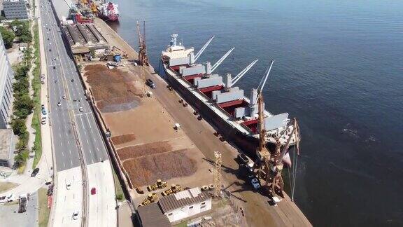 巴西里约热内卢港左甲板货运船的上下视图码头上的贸易货船巴西里约热内卢港城市生活鸟瞰图港口货轮鸟瞰图