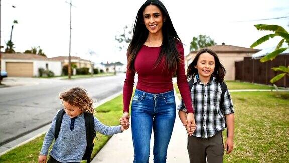 幸福一家人放学后在公园散步