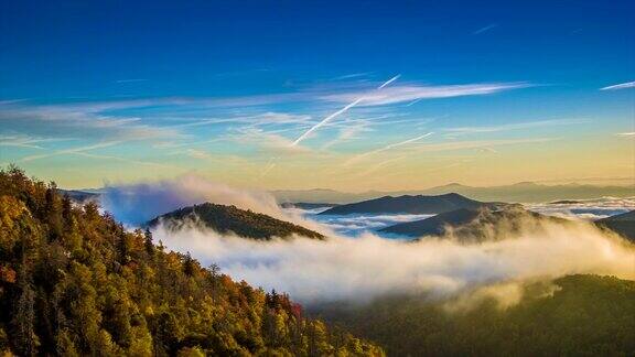 秋季日出在蓝岭山脉与移动的云