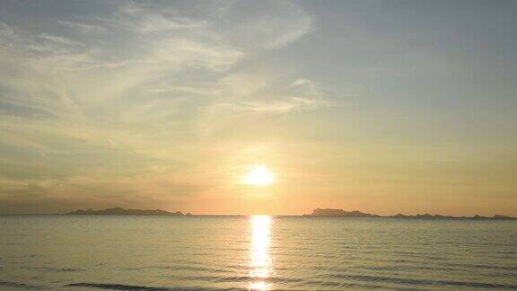 泰国美丽的热带海滩日落