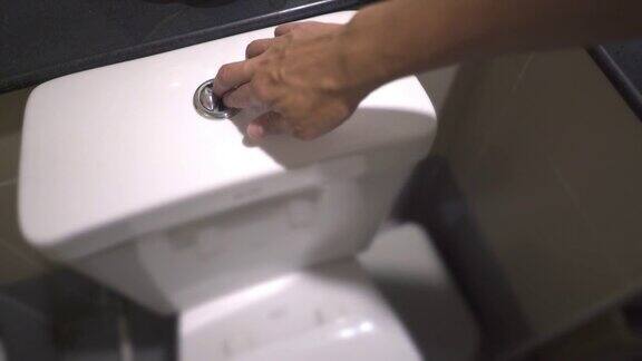 多莉拍摄的男人的手在厕所冲水