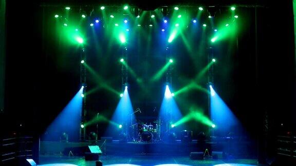 音乐会的舞台灯光和烟雾显示背景舞台灯光和烟雾
