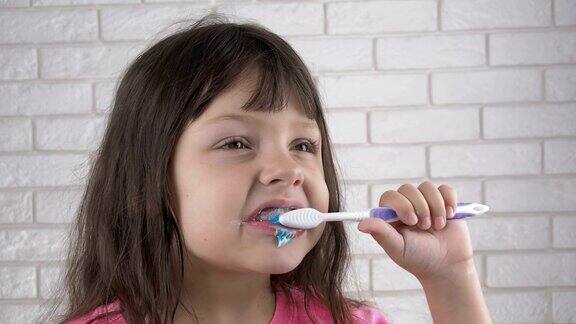 孩子正在刷牙早上的治疗方法