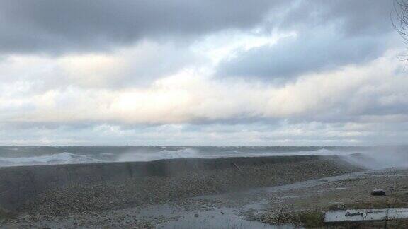 暴风雨时海浪很大