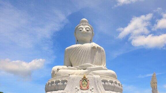 大佛建在泰国普吉岛的一座高山上从远处就可以看到