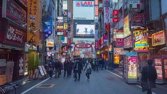 在东京新宿的娱乐夜生活区歌舞伎町过马路的人群拥挤不堪车水马龙日本旅游或亚洲旅游景点