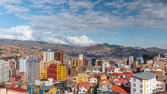 拉巴斯玻利维亚城市景观显示住宅建筑和安第斯山脉白天的时间推移视图