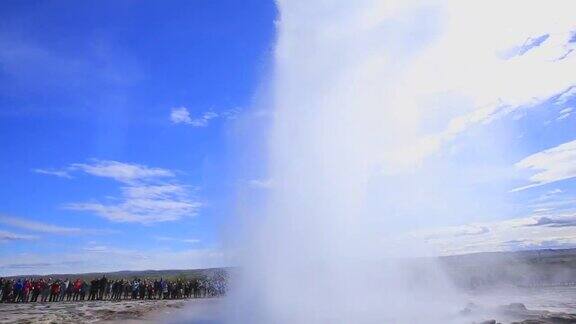 在冰岛黄金圈的间歇泉发生向上的水爆炸