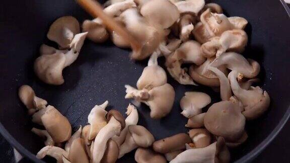 制备混合蘑菇如普通蘑菇、平菇或香菇