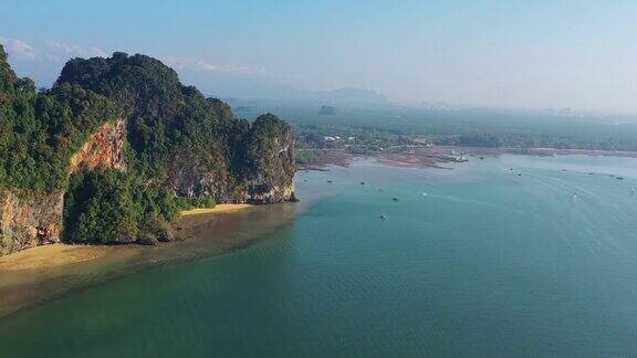 位于泰国海岸线的海中的山岛