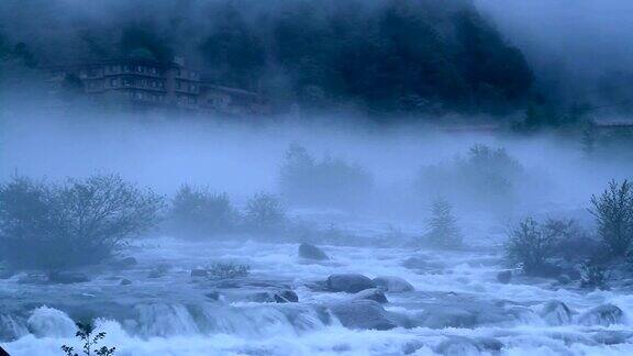 山间河上的晨雾
