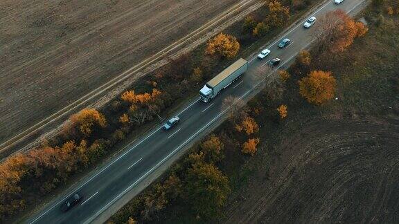 一辆卡车在高速公路上行驶