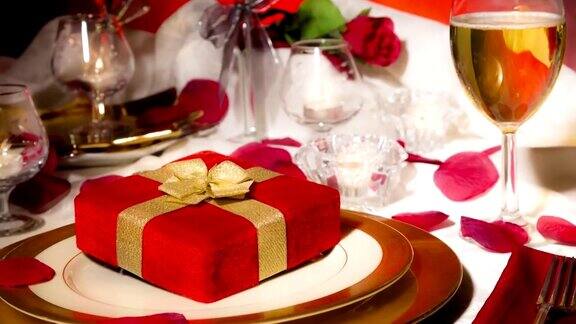 情人节餐厅浪漫的餐桌布置卡、餐盘礼物
