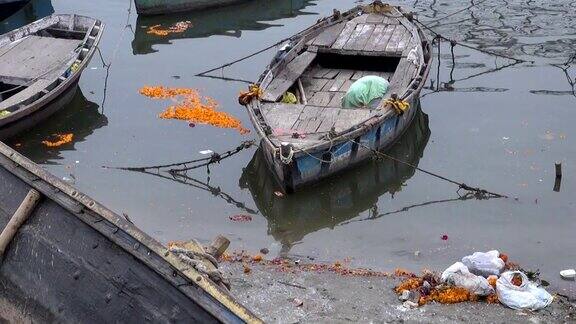 印度瓦拉纳西恒河上的各种旧木船