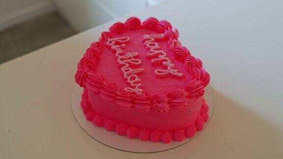 生日快乐粉红色的蛋糕