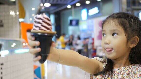 女孩在吃蛋筒冰淇淋