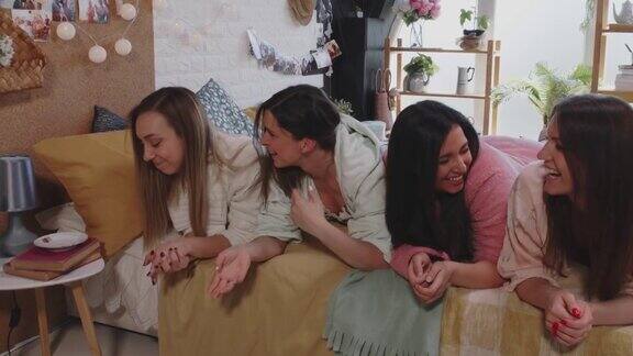 四个闺蜜在睡衣派对上开怀大笑的偷拍照片