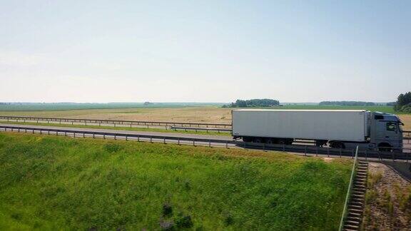 卡车司机与拖车载着货物在高速城际公路鸟瞰图