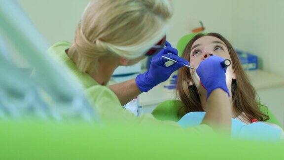 牙科医生在口腔内使用牙科治疗光高技术