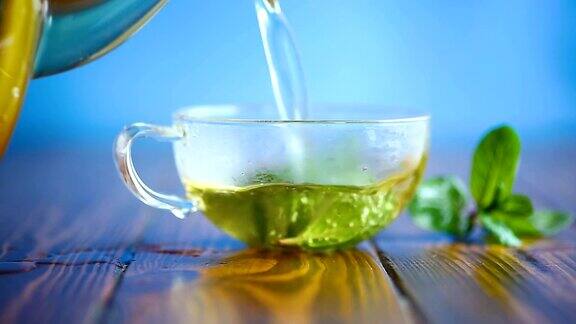 热绿茶加新鲜薄荷