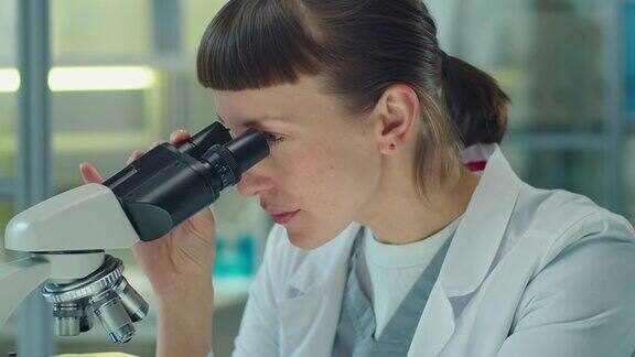研究显微镜的女科学家