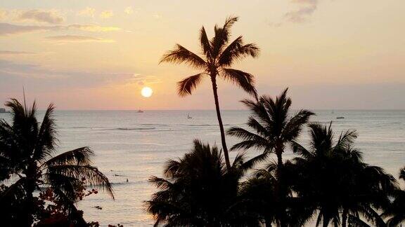 彩色日落在夏威夷怀基基海滩4k慢镜头