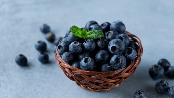 新鲜采摘的蓝莓放在篮子里