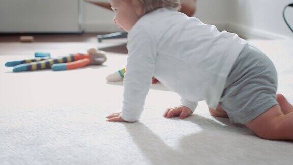婴儿在地毯上爬行