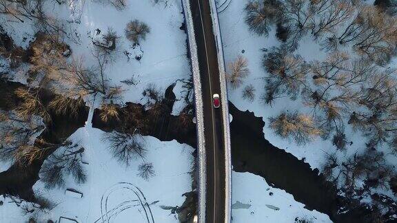 无人机拍摄的树间积雪的道路西班牙