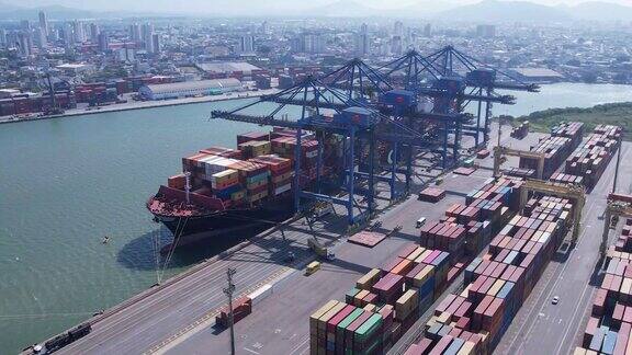 集装箱港口在海上货运码头