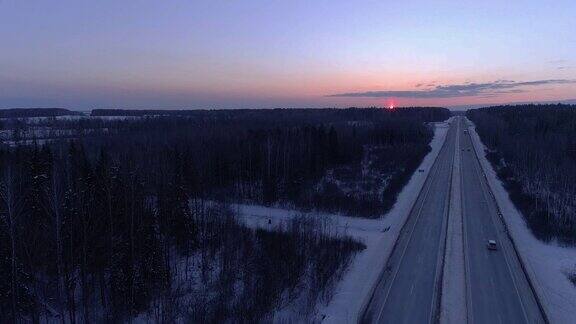 公路上冬日的夕阳