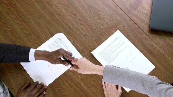 CS签署合同并握手