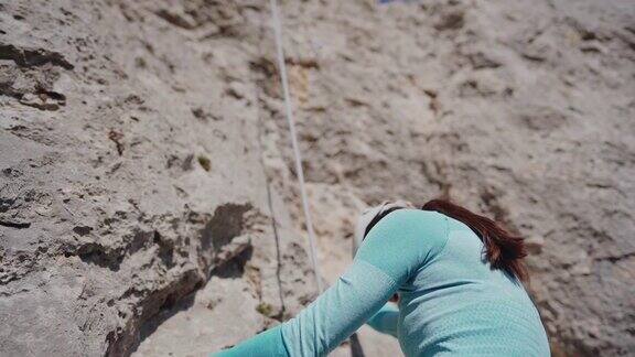年轻女子攀岩