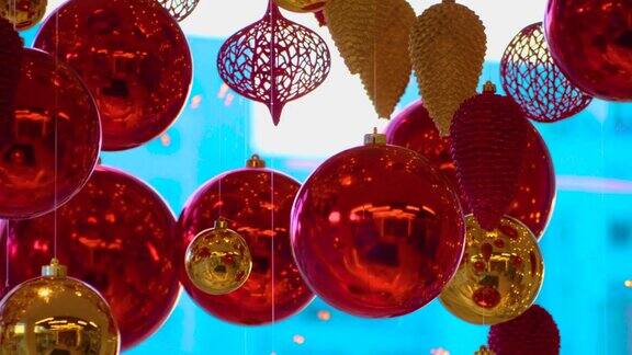 圣诞节和新年装饰圣诞大红球在发光的灯笼和金花环的背景节日的背景闪烁的花环红色的装饰物与灯光闪烁近距离