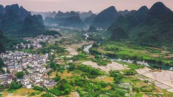 在喀斯特峡谷人们住在农村