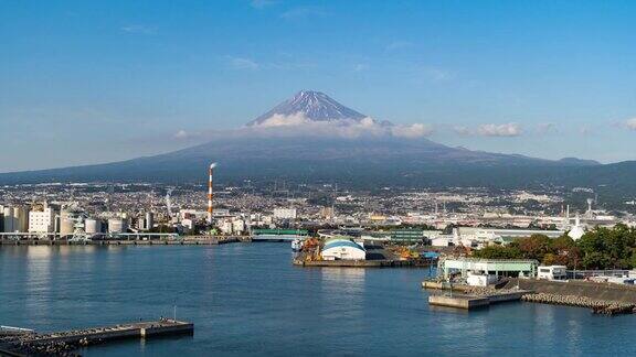 日落时分日本静冈市富士山附近工业区、工厂、日本港口和港口的鸟瞰图自然景观背景